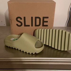 Yeezy SLIDES!